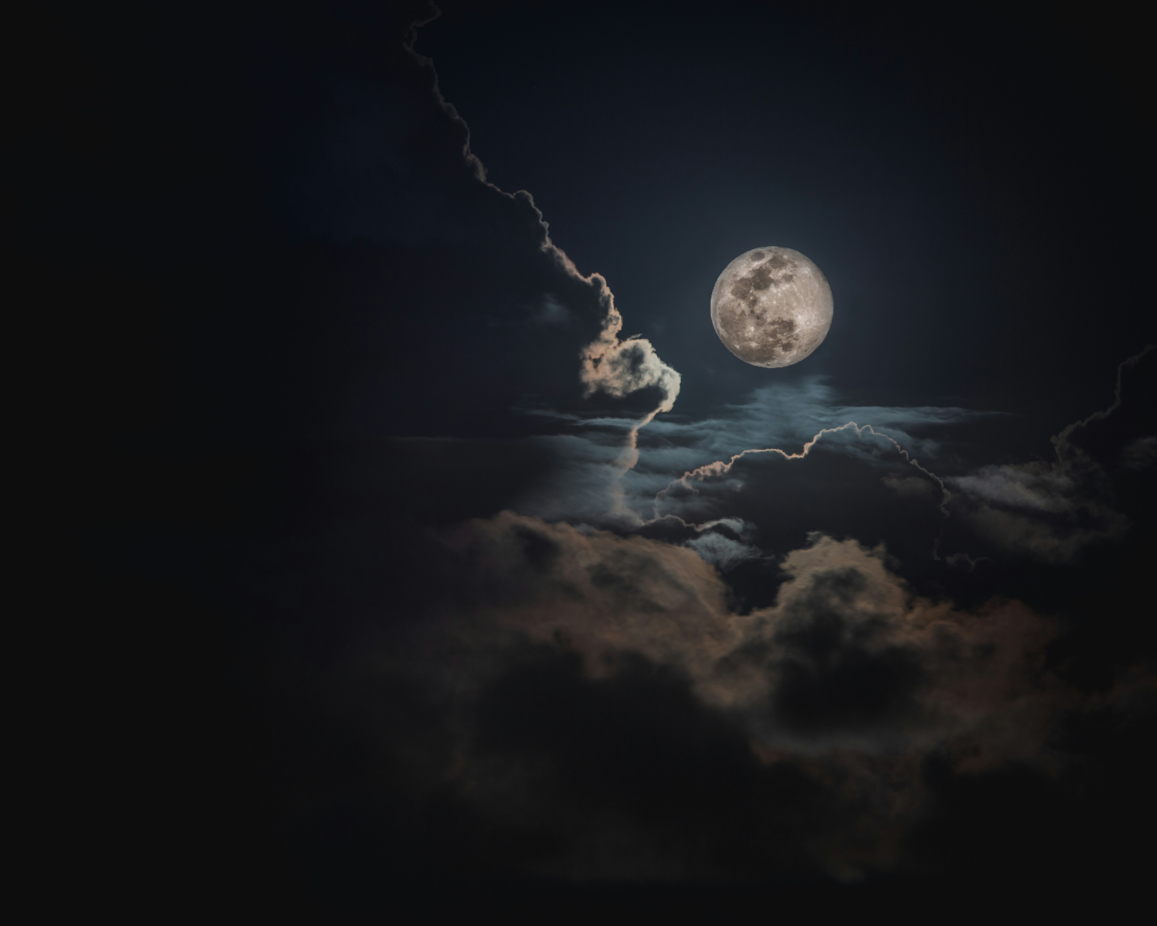 Literary Symbolism of the Full Moon: Dark Fiction to Fantasy